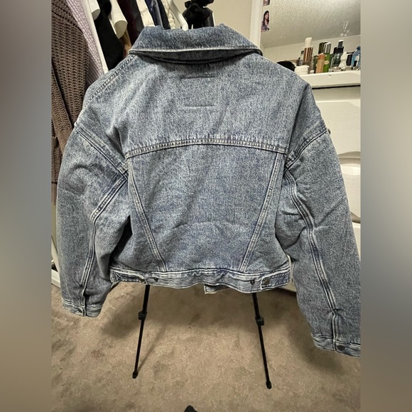 Oversized padded trucker jacket. Brand Levis, size small, snap button. - Picture 2 of 4